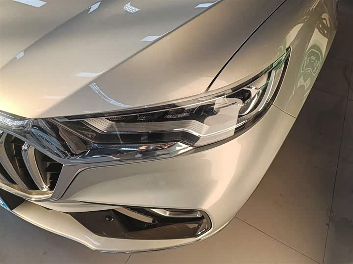 Фото 23 - Hongqi HS5