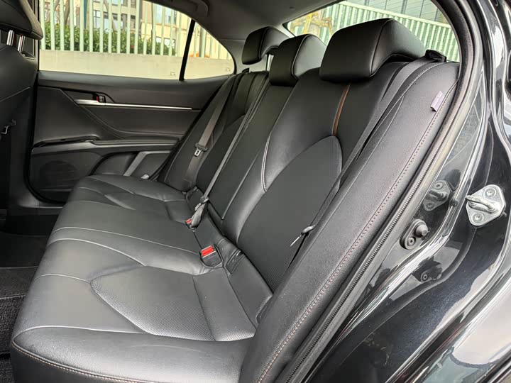 Фото 10 - Toyota Camry