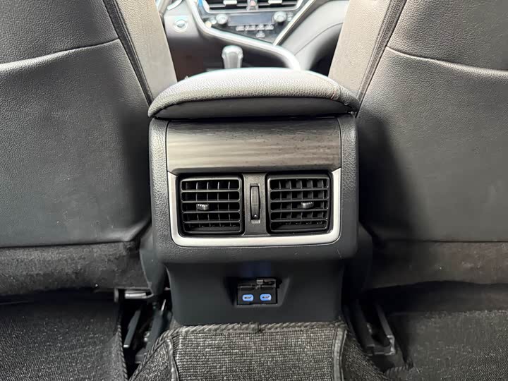 Фото 11 - Toyota Camry