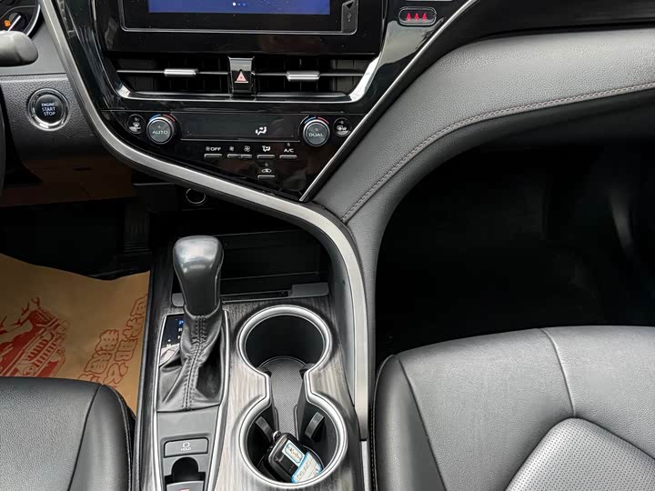 Фото 13 - Toyota Camry