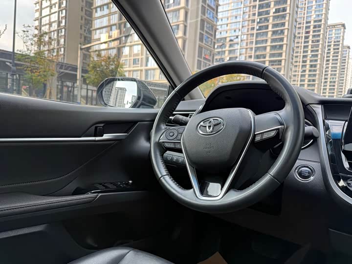 Фото 14 - Toyota Camry