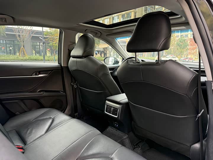 Фото 15 - Toyota Camry