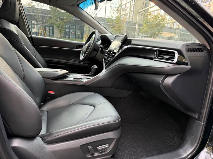 Фото 16 - Toyota Camry