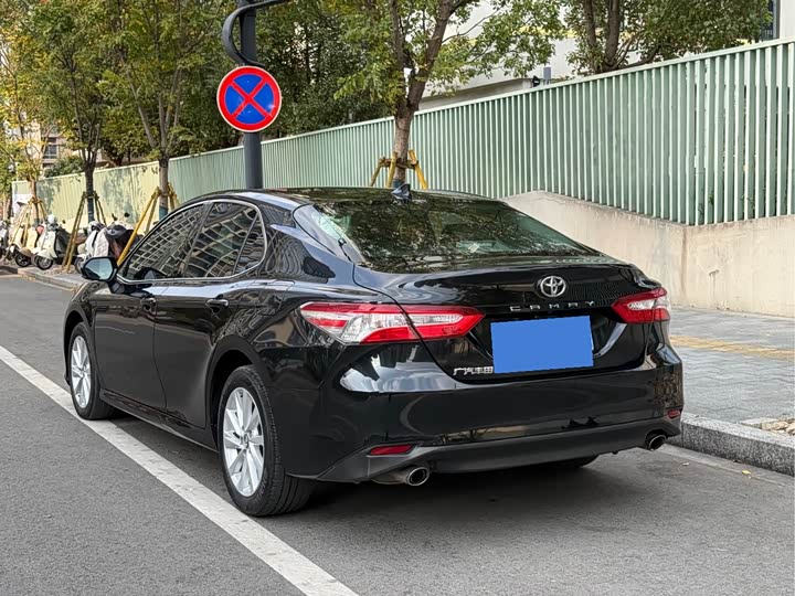 Фото 6 - Toyota Camry