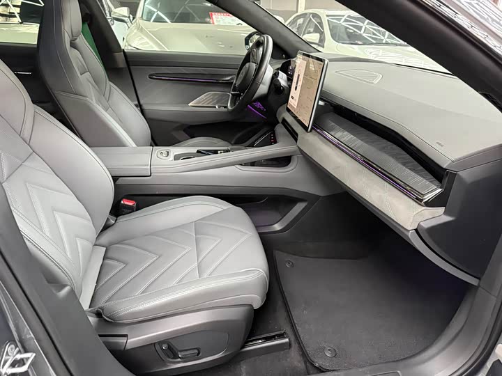 Фото 12 - Zeekr 001