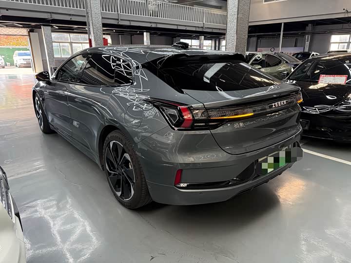 Фото 14 - Zeekr 001