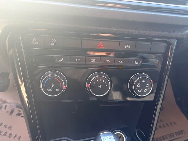 Фото 12 - Volkswagen T-Roc