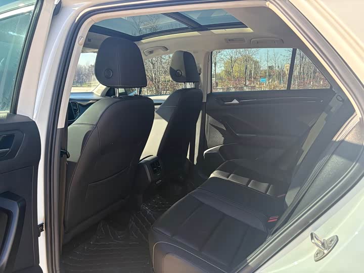 Фото 23 - Volkswagen T-Roc