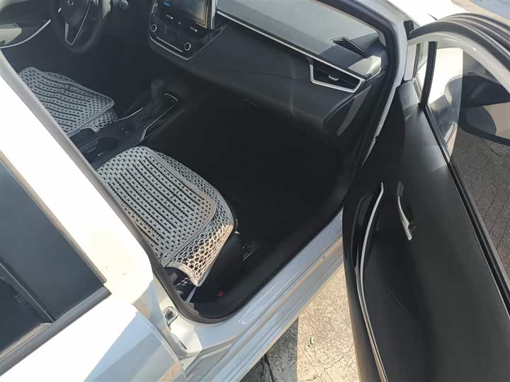 Фото 20 - Toyota Corolla