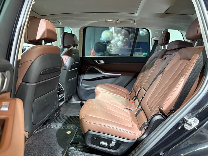 Фото 17 - BMW X7