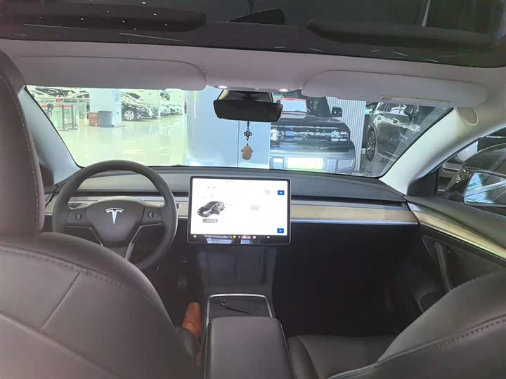 Фото 18 - Tesla Model 3