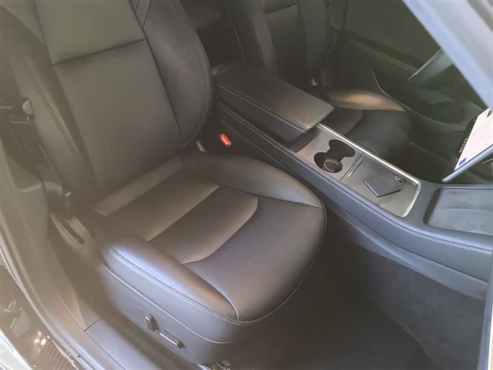 Фото 25 - Tesla Model 3