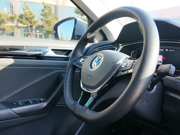 Фото 10 - Volkswagen T-Roc