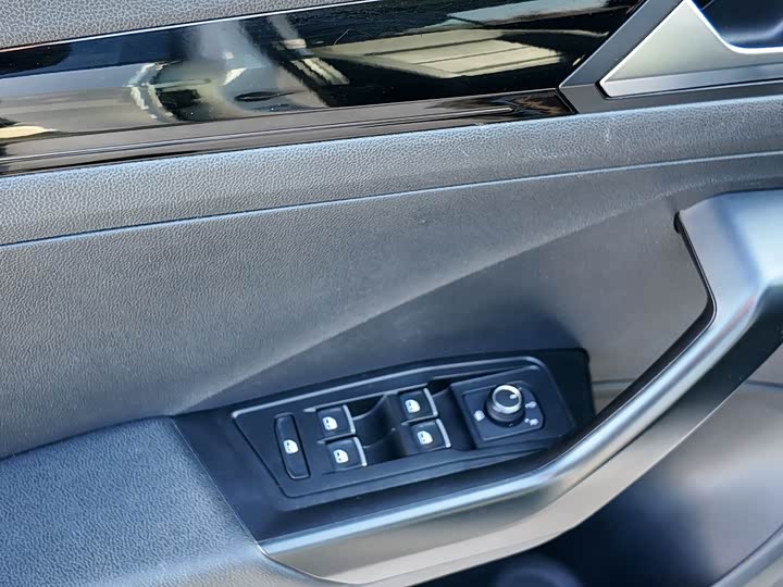 Фото 14 - Volkswagen T-Roc