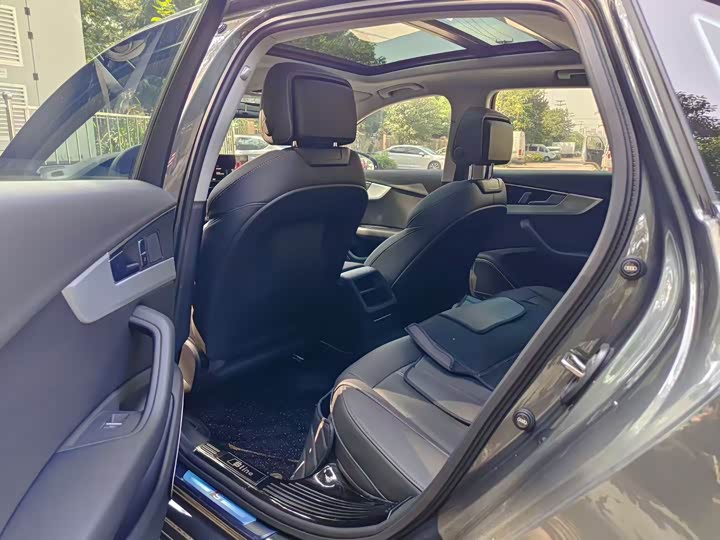 Фото 8 - Audi A4L