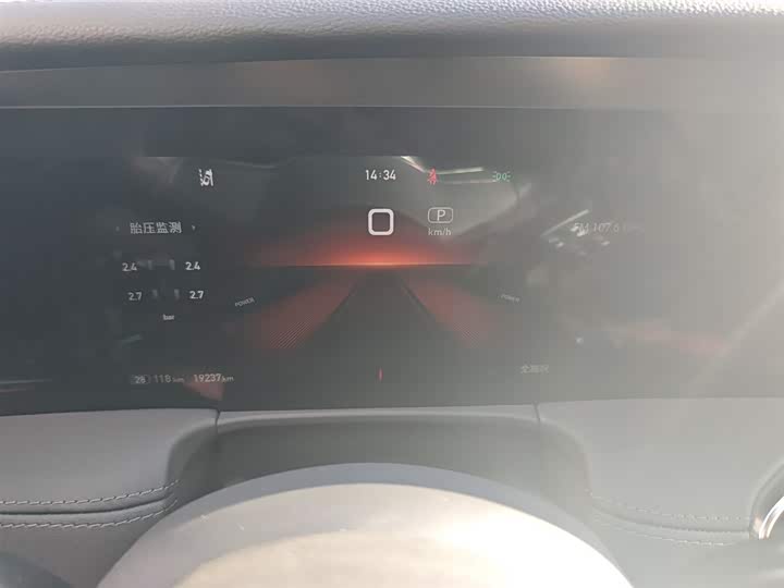 Фото 12 - Hongqi E-HS9