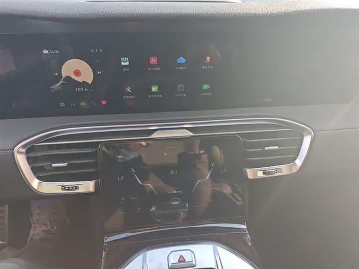 Фото 13 - Hongqi E-HS9