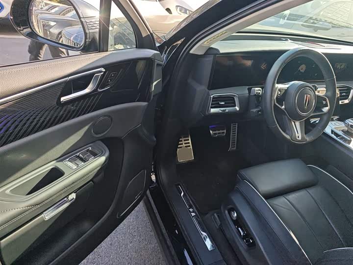 Фото 16 - Hongqi E-HS9