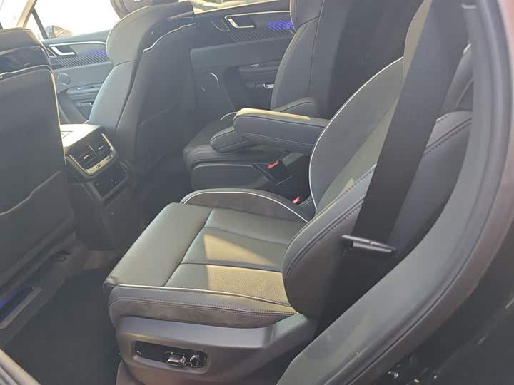 Фото 17 - Hongqi E-HS9