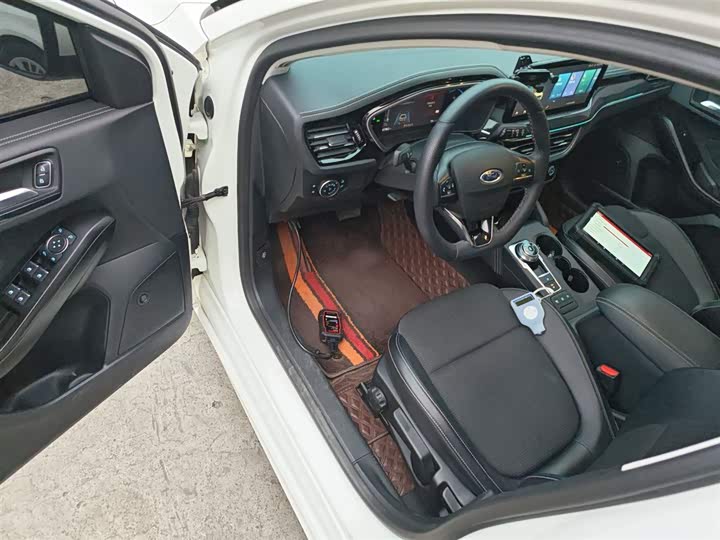 Фото 16 - Ford Focus