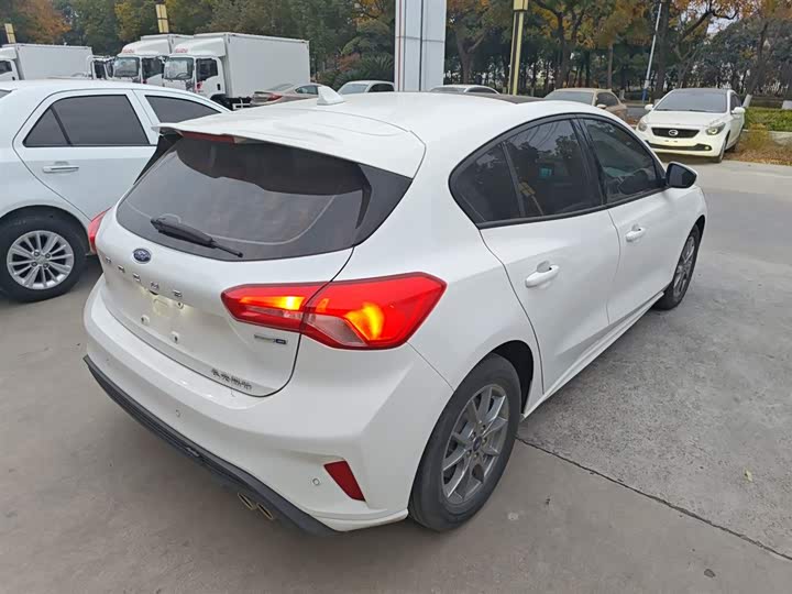 Фото 7 - Ford Focus