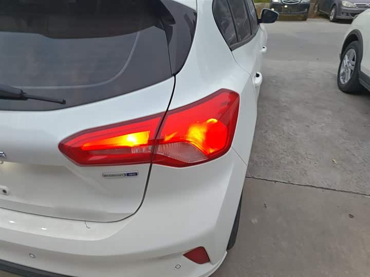 Фото 8 - Ford Focus