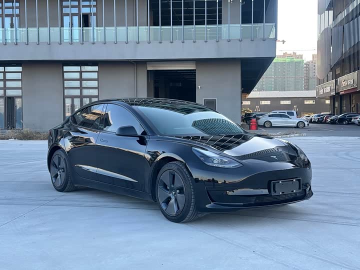 Фото 3 - Tesla Model 3