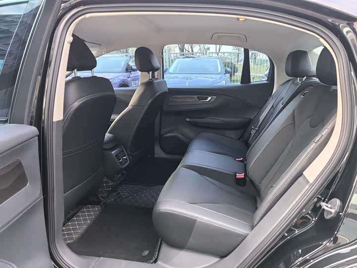 Фото 11 - Hongqi E-QM5