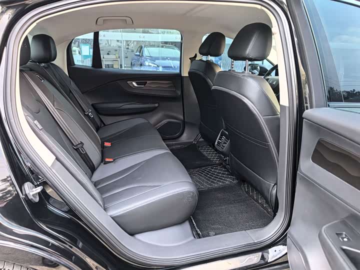 Фото 13 - Hongqi E-QM5