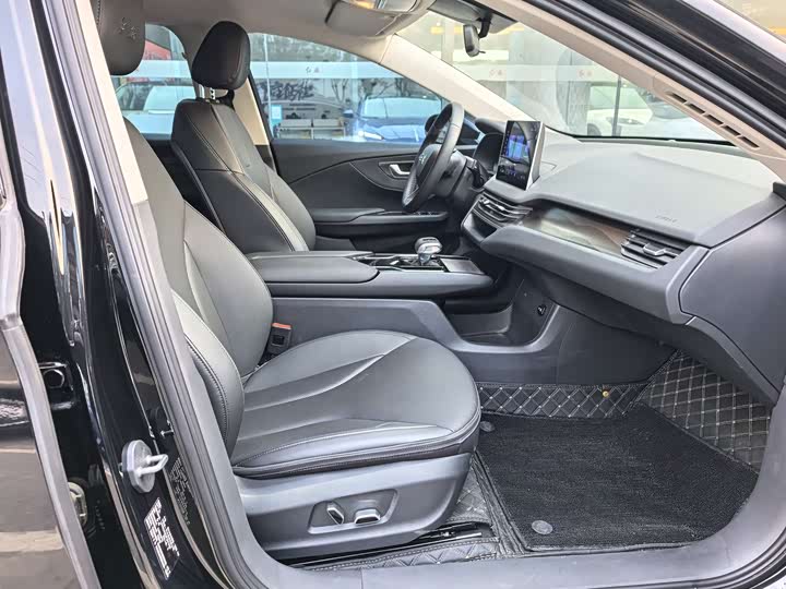 Фото 14 - Hongqi E-QM5