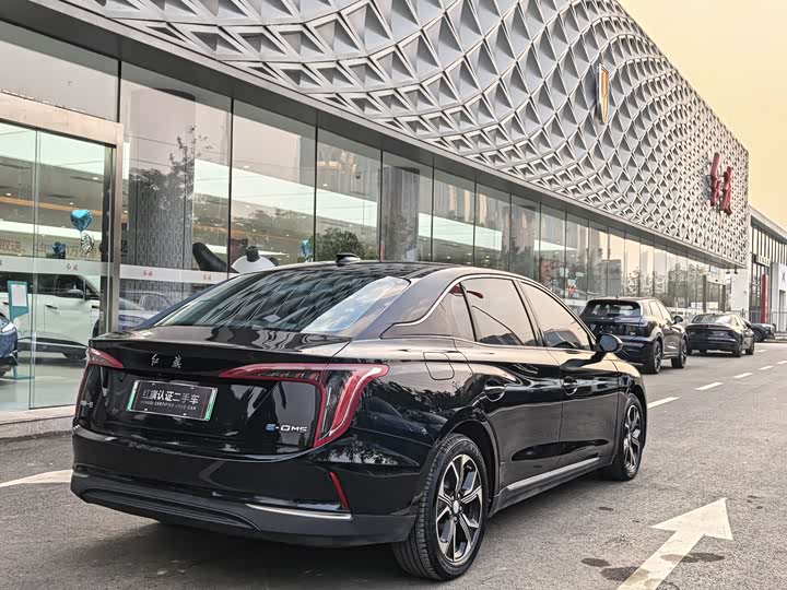 Фото 17 - Hongqi E-QM5