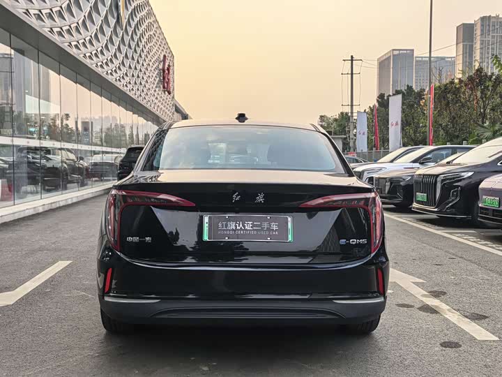 Фото 18 - Hongqi E-QM5