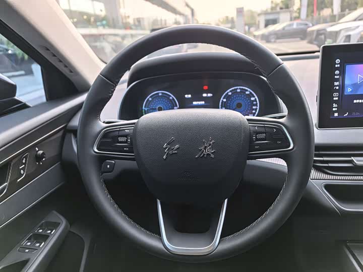 Фото 7 - Hongqi E-QM5