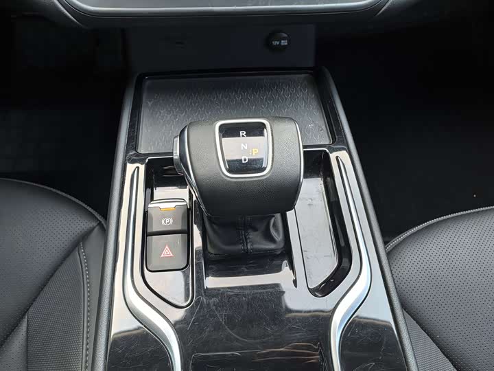 Фото 9 - Hongqi E-QM5