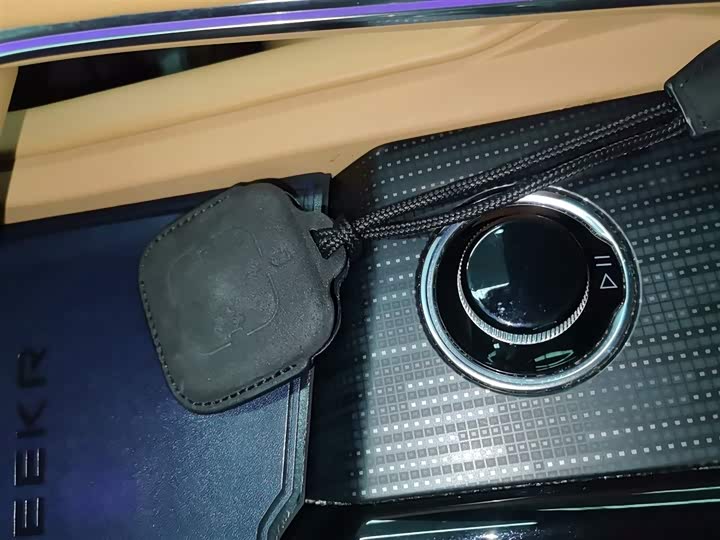 Фото 9 - Zeekr 001