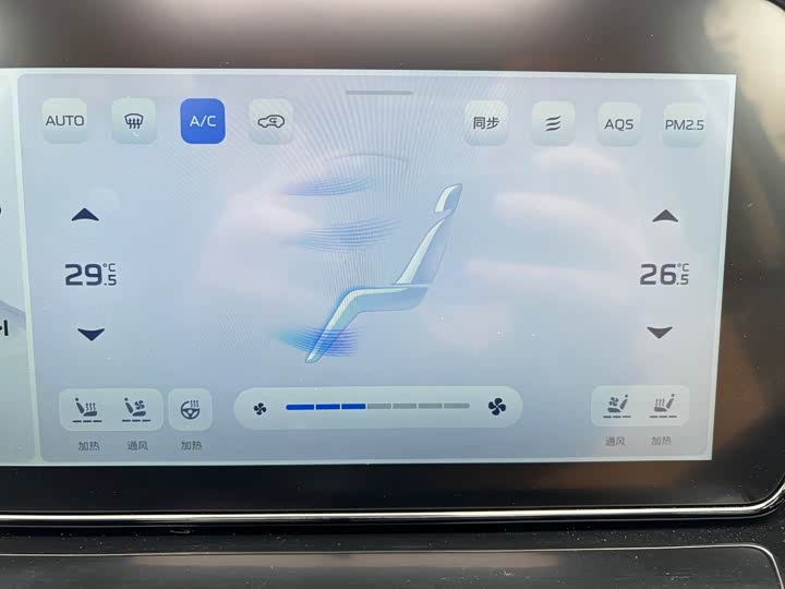 Фото 17 - Hongqi HS5