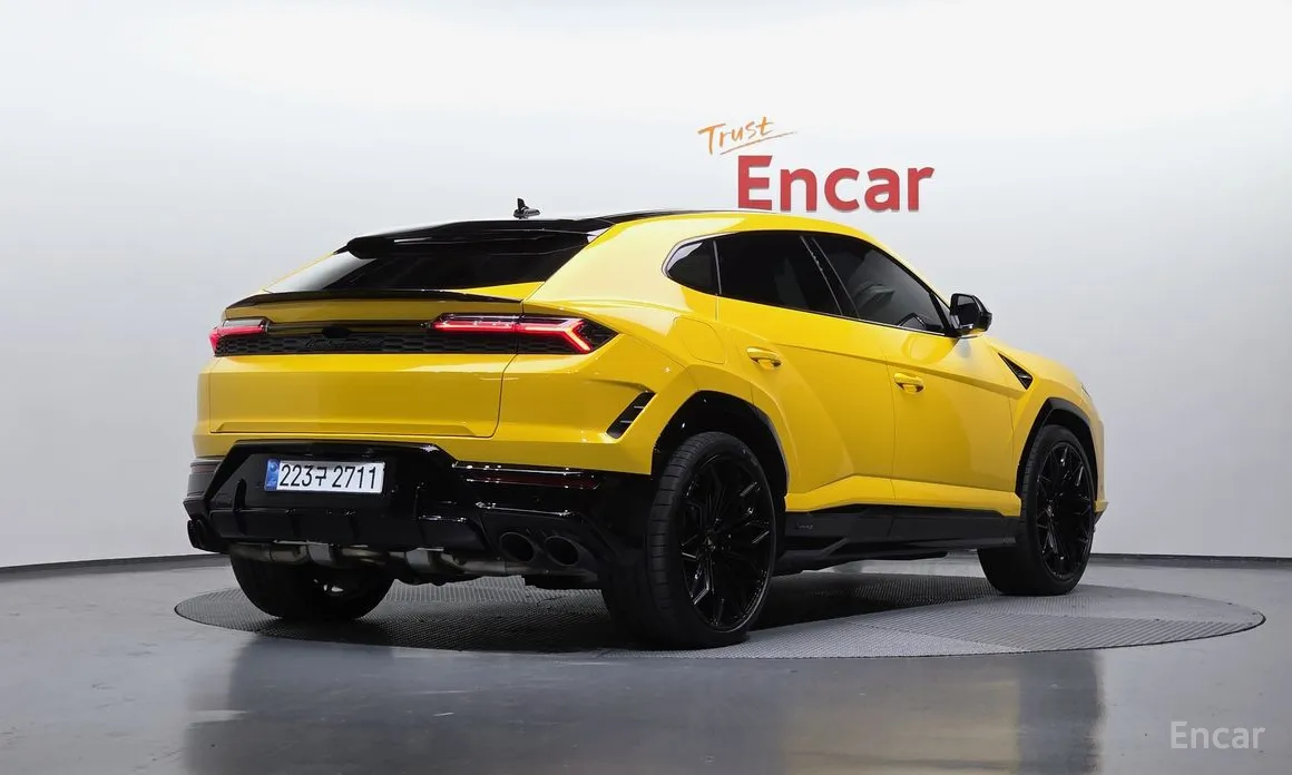 Фото 2 - Lamborghini Urus