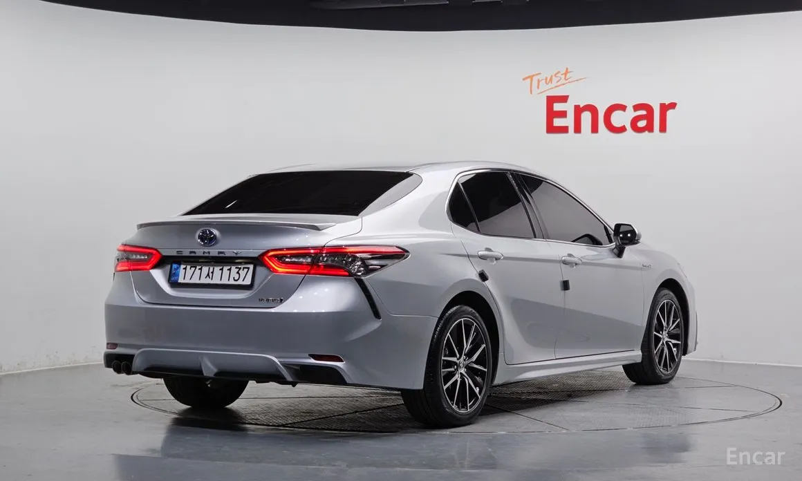 Фото 2 - Toyota Camry