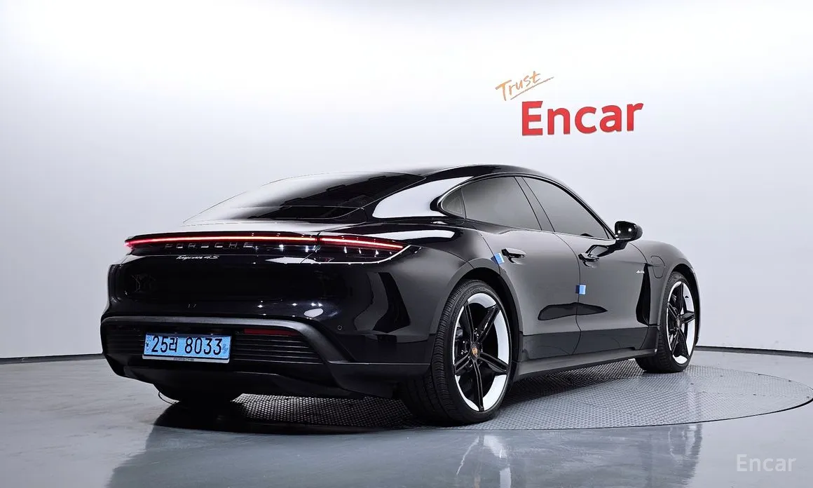 Фото 2 - Porsche Taycan