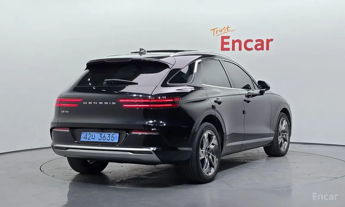 Фото 2 - Genesis GV70