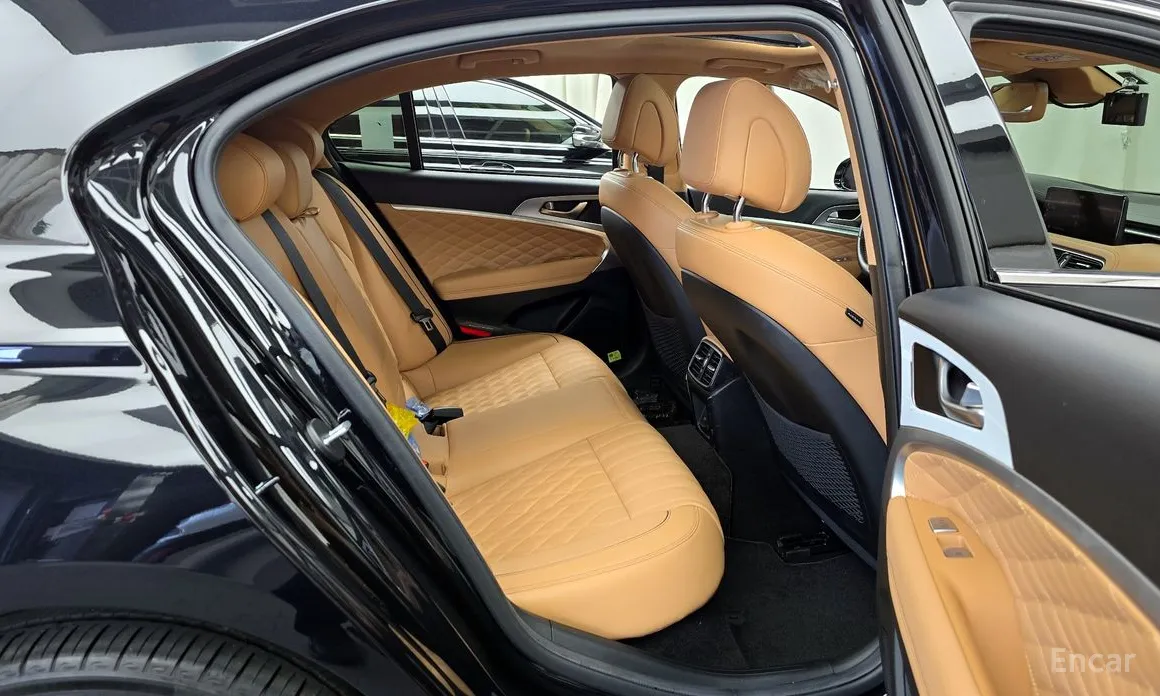 Фото 12 - Genesis G70