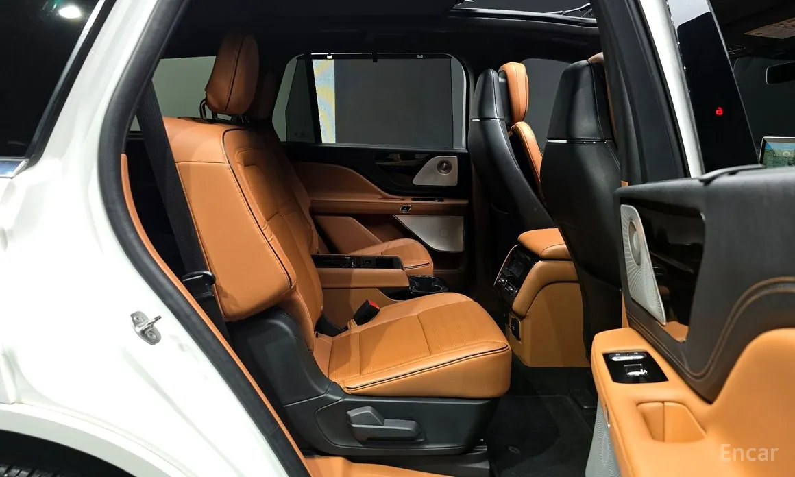 Фото 12 - Lincoln Aviator