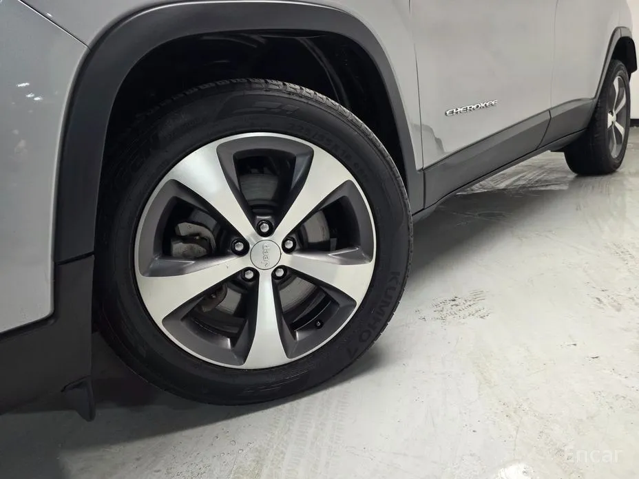 Фото 20 - Jeep Cherokee