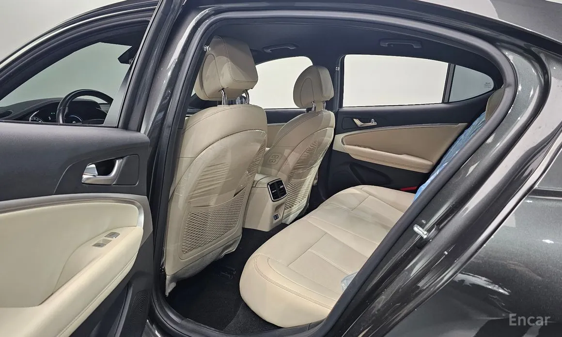 Фото 12 - Genesis G70