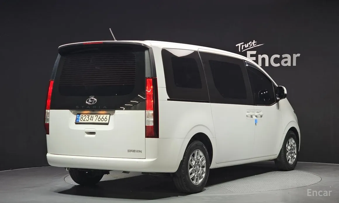 Фото 2 - Hyundai Staria