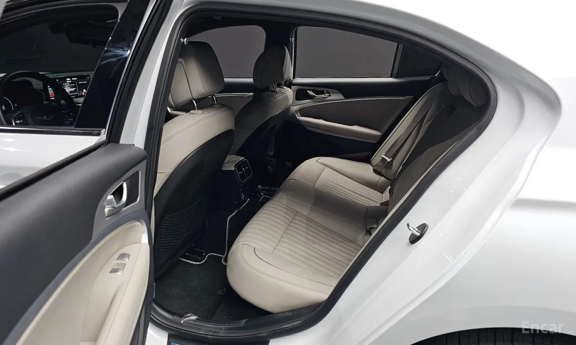 Фото 11 - Genesis G70