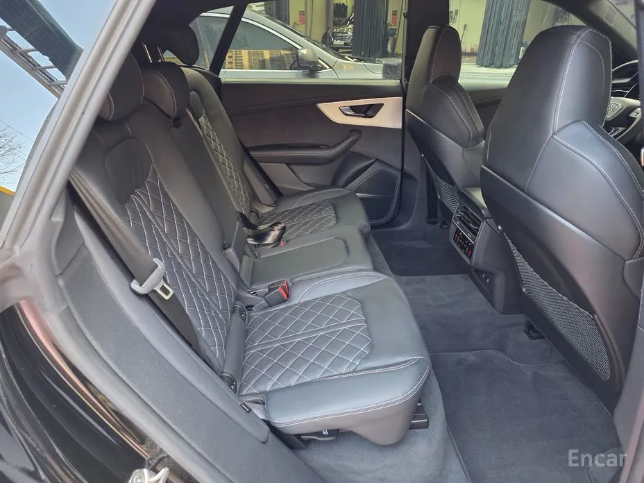 Фото 10 - Audi Q8