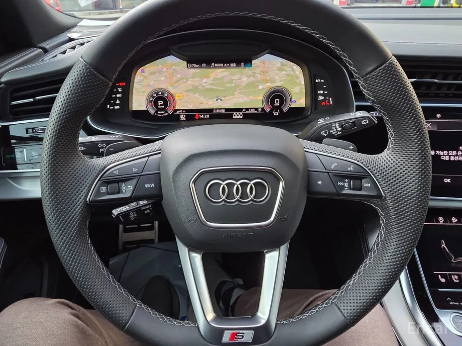 Фото 12 - Audi Q8