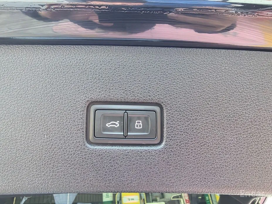 Фото 16 - Audi Q8