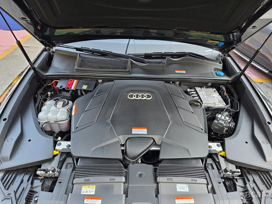 Фото 18 - Audi Q8